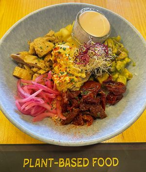 Bowl de “pollo”  at TROPICOOL in Madrid