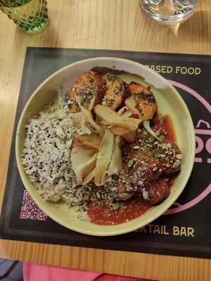 albóndigas con boniato y arroz at TROPICOOL in Madrid