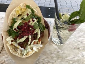 Falafel Sandwich und hausgemachte Limo  at Rashcook Falafel in Frankfurt