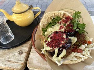 Falafel Sandwich mit Aubergine und Minz-Tee  at Rashcook Falafel in Frankfurt