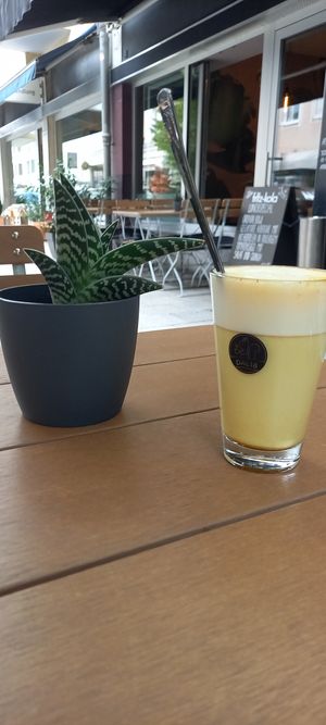 Outdoors with  golden latte at Emmi's Kitchen - Schwabing in Munich