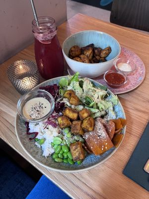 poke bowl, potato wedges & berry lime lemonade   at Emmi's Kitchen - Schwabing in Munich