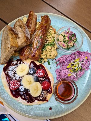 Ultimate Frühstück Teller bis 16 Uhr at Emmi's Kitchen - Schwabing in Munich