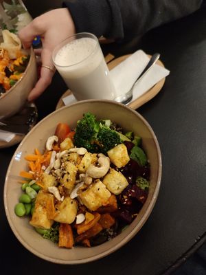 Bowl mit Quinoa, Tofu und verschiedenen Gemüse at Kelia in Leipzig