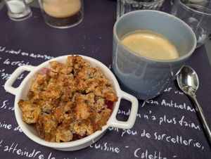 Crumble mit koffeinfreiem Americano at Verveine - Bistro Nature in Montbrun-les-bains