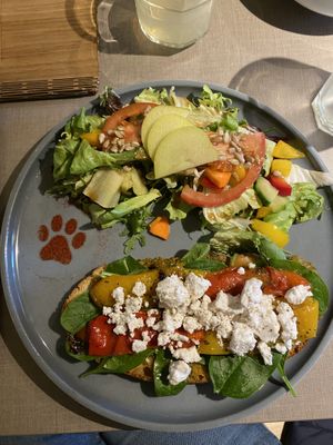 Sunny side up Stulle (slice of bread) with salad #Veganuary at Katzentempel - Hamburg in Hamburg