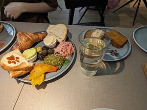 Fellnasen Frühstück at Katzentempel - Hamburg in Hamburg