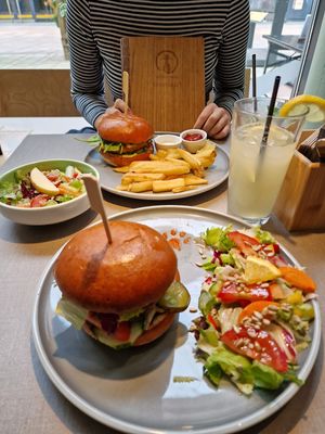 vegane Burger. Beyond Meat und Chicken  at Katzentempel - Hamburg in Hamburg