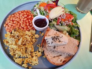 Katerfrphstück mit Rühr-Tofu und Bohnen at Katzentempel - Hamburg in Hamburg
