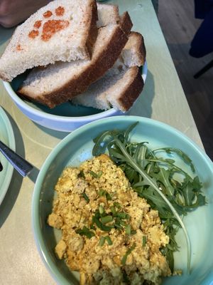 Rührtofu und Brot   at Katzentempel - Hamburg in Hamburg