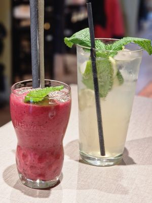 Açaí smoothine and meawjito lemonade at Katzentempel - Hamburg in Hamburg