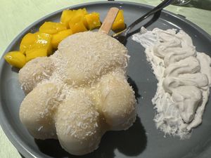 paw cake  at Katzentempel - Hamburg in Hamburg