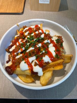 Chili con Fritten at Katzentempel - Hamburg in Hamburg