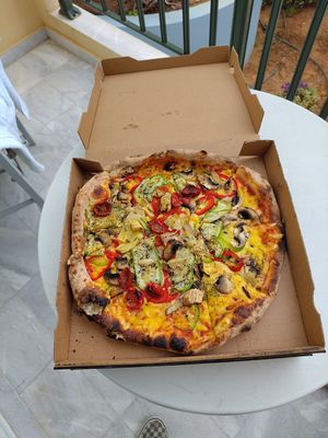 Vegan pizza at Pagliaccio in Crete