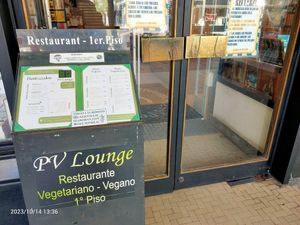 Vegan menu by the front entrance at Librería Puro Verso in Montevideo