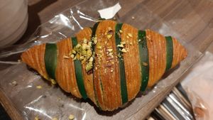 Pistachio croissant at Te Cor Gentil テコールジャンティー in Tokyo