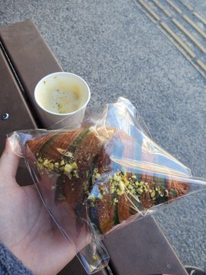 pistachio croissant at Te Cor Gentil テコールジャンティー in Tokyo