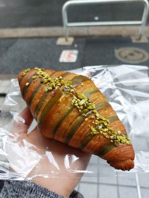 Pistachio croissant at Te Cor Gentil テコールジャンティー in Tokyo