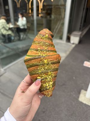 Pistachio croissant  at Te Cor Gentil テコールジャンティー in Tokyo