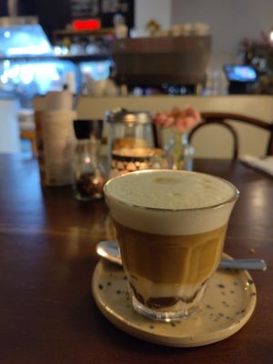 Jakuccino with oat milk and dark chocolate at Café Jakubowski in Cologne