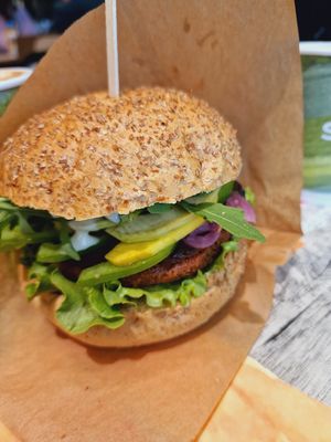 Mango burger at WAW - Salad Story - Gate 32 in Warsaw