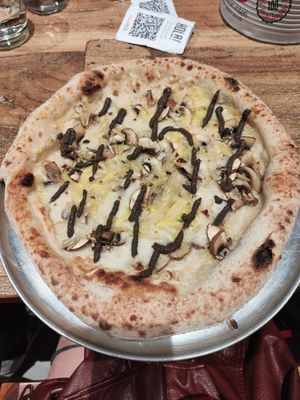 Pizza tartufata at Garden Pizza Granollers in Granollers