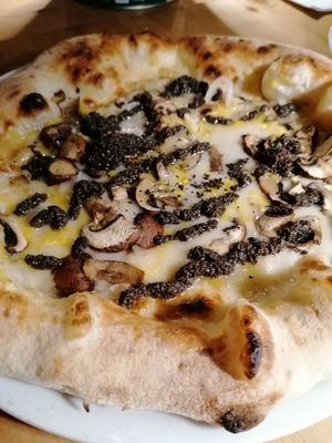 Tartufata pizza at Garden Pizza Granollers in Granollers