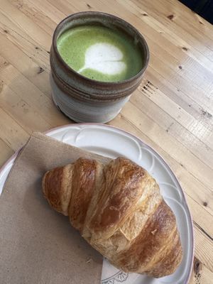Délicieux croissant au beurre avec un matcha latte.  at Parlabas café-boutique in Quebec