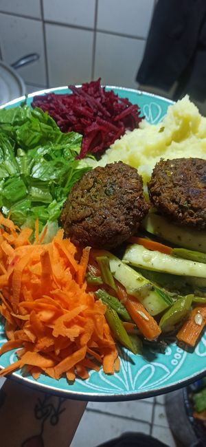 Puré con croquetas de lentejas y verduras salteadas at Matargashti in Villarrica