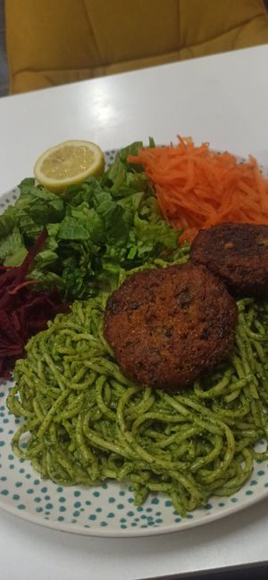 Fideos al pesto con croquetas de quinoa at Matargashti in Villarrica
