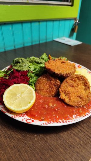 Puré con berenjenas apanadas y chutney de tomate at Matargashti in Villarrica