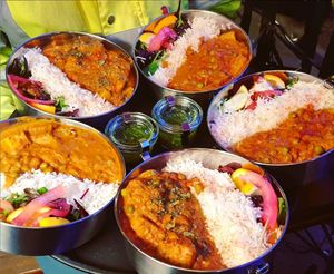 You can borrow our whole menu in 100% waste-free stainless steel box for 15€ deposit each.Of course, there is also a lid 😉 plus a divider to separate the food in the box. at tschüüüsch - plantpowered futurefood in Berlin