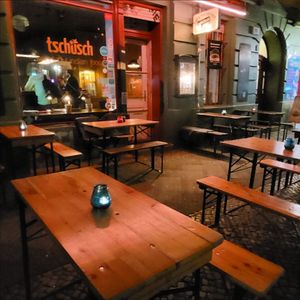 We also have, except in winter, many places in our outdoor area. Here you will experience real flair a la Neuköllnfornia! at tschüüüsch - plantpowered futurefood in Berlin