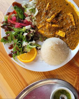 spinach love - vegan or vegetarian. our unique spinach-meals are one of the most sold dishes in our menu. at tschüüüsch - plantpowered futurefood in Berlin