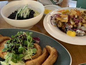 두번째 방문이에요. sns에서 유명한 그 정식을 비건으로 먹어볼 수 있습니다. 짜장면, 탕수육, 튀김만두를 주문했어요. 두 명이서 배부르 at ALT.a - Dosan in Seoul