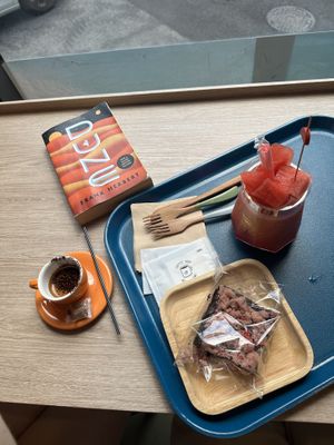 Coffee crema, melon aid strawberry-brownie-thing  at MEPLACE - 미플레이스 in Seoul