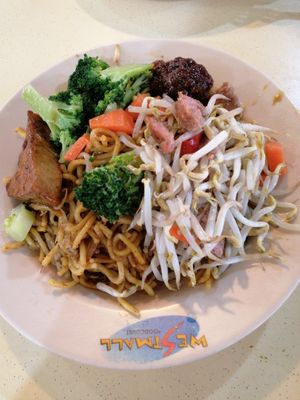 Mee goreng with dishes at Rong Yuan Food Stall 融圆 in North Singapore