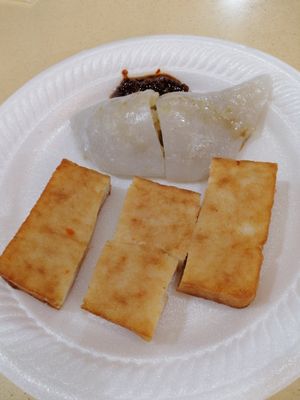 Soon kuey and carrot cake at Rong Yuan Food Stall 融圆 in North Singapore