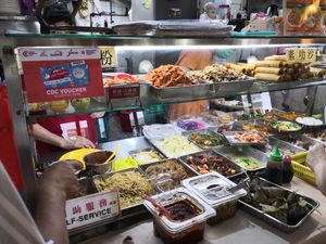 Variety of choices at Rong Yuan Food Stall 融圆 in North Singapore