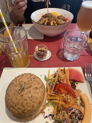 Green bol falafel vegan et burger vegan  at Ma Pause Bio in Narbonne