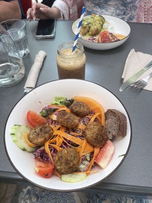 Green bowl with flagged and iced coffee   at Ma Pause Bio in Narbonne