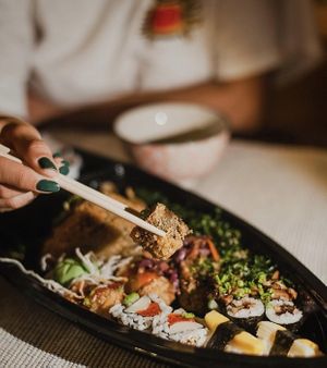 Vegan Combo: 4 vegan nigiri, 4 vegan jow, 4 vegan uramaki, 4 vegan hossomaki, 4 vegan hot roll and 4 vegan hot onio. at Makê Sushi Pub in Natal
