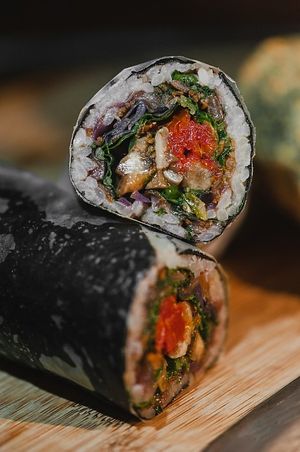Vegan Sushirrito: Nori wrapped in rice stuffed with base salad (chard, red cabbage, cabbage and carrots), red onion, chives, leek, shitaki and shimeji, arugula, soft guaca at Makê Sushi Pub in Natal