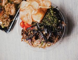 Vegan Poke: Mix of vegetables (kale, chard, red cabbage and carrots) shitake and shimeji marinated in classic sauce, cucumber, cherry tomato, caramelized red onion, kale crispy at Makê Sushi Pub in Natal