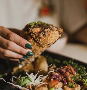 Temaki Hot Vegan: Cone of nori and rice breaded in panko, stuffed with vegetables (chard, cabbage, red cabbage and carrots) sautéed in olive oil and toasted sesame oil with shimej at Makê Sushi Pub in Natal