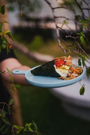Temaki Tempura Vegan: Cone of nori and rice stuffed with avocado, sun-dried tomato, crispy chives, finished with vegetable tempura. at Makê Sushi Pub in Natal