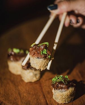 Hot Onion Vegan: Hot Hossomaki with Caramelized Red Onion in House Teriyaki, Chives and Panko Farofa. at Makê Sushi Pub in Natal