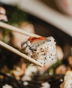 Uramaki Vegan: Stuffed with sun-dried tomatoes, hearts of palm and chives. at Makê Sushi Pub in Natal