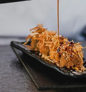 Hot Vegan Poró: Hot hossomaki with a mix of vegetables, topped with crispy garlic, tarê and chives. at Makê Sushi Pub in Natal