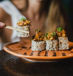 Vegan Uramaki Tempura: Uramaki stuffed with tuna of the future (vegan), topped with tarê and vegetable tempura. at Makê Sushi Pub in Natal